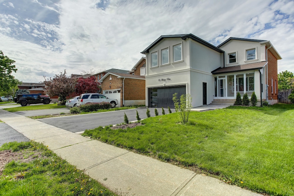 Toronto Vacations - QuickStay - Beautiful 5bdrm House in Vaughan - Property Image 1