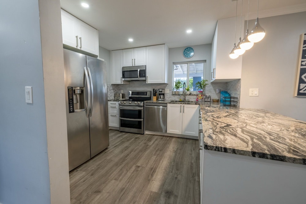 Relax Unwind 4BR Home w Pool in Hollywood