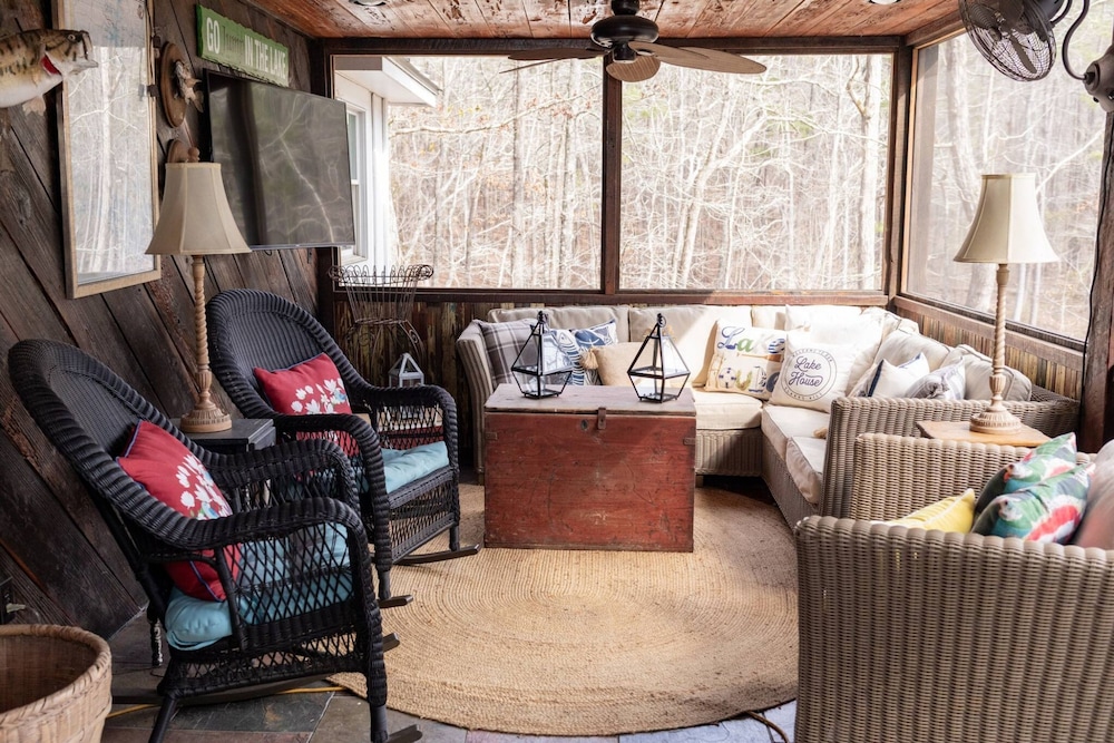 Classic Lakeside Cottage Masters Rental