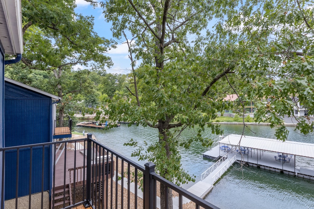 Our Cove Retreat - Perfect for Wave-free Swimming, Tanning & Prime Location Fun!