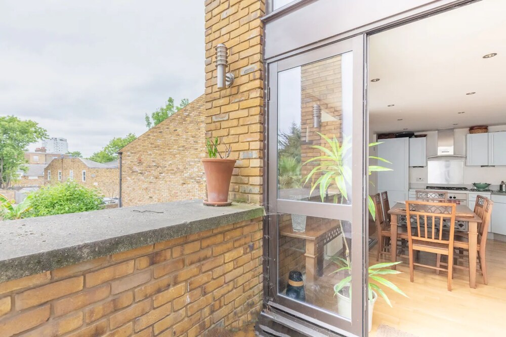 Spacious 2 Bedroom Apartment in Converted Warehouse in Brixton