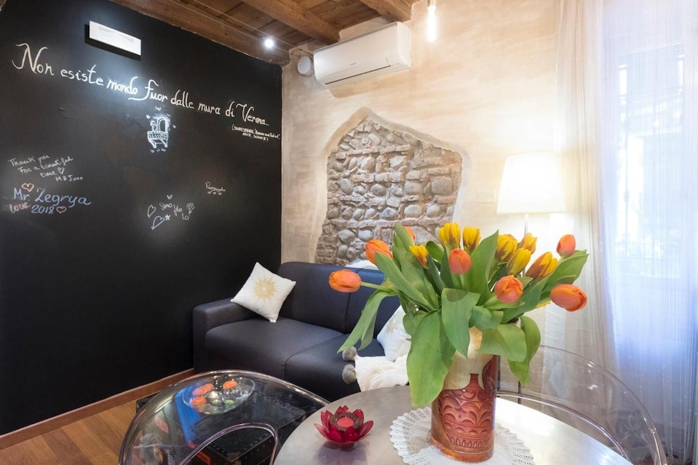 Abbraccio di Romeo e Giulietta photo 3