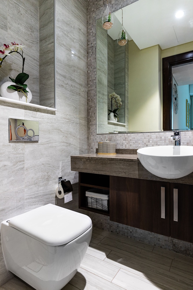 GLOBALSTAY. J One Tower Apartments