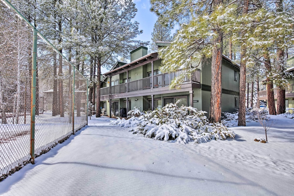 Steps to Golf Course: Condo w/ Grill in Pinetop! view 3