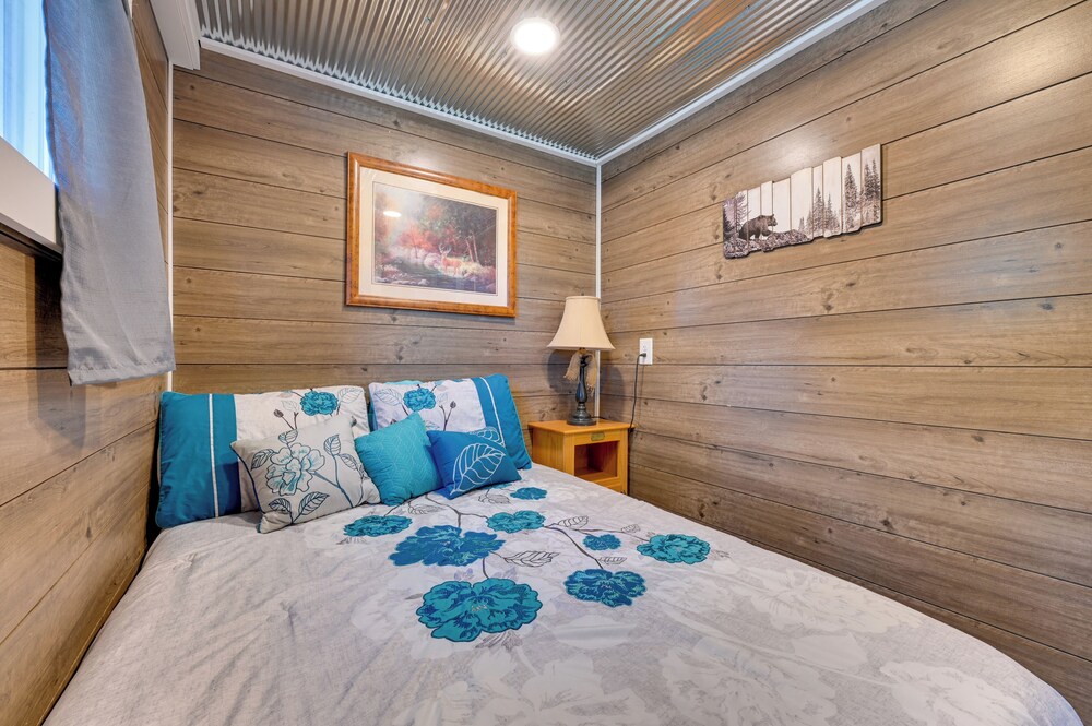 Cabin w/ Trail & Pond Access in Steamboat Rock!
