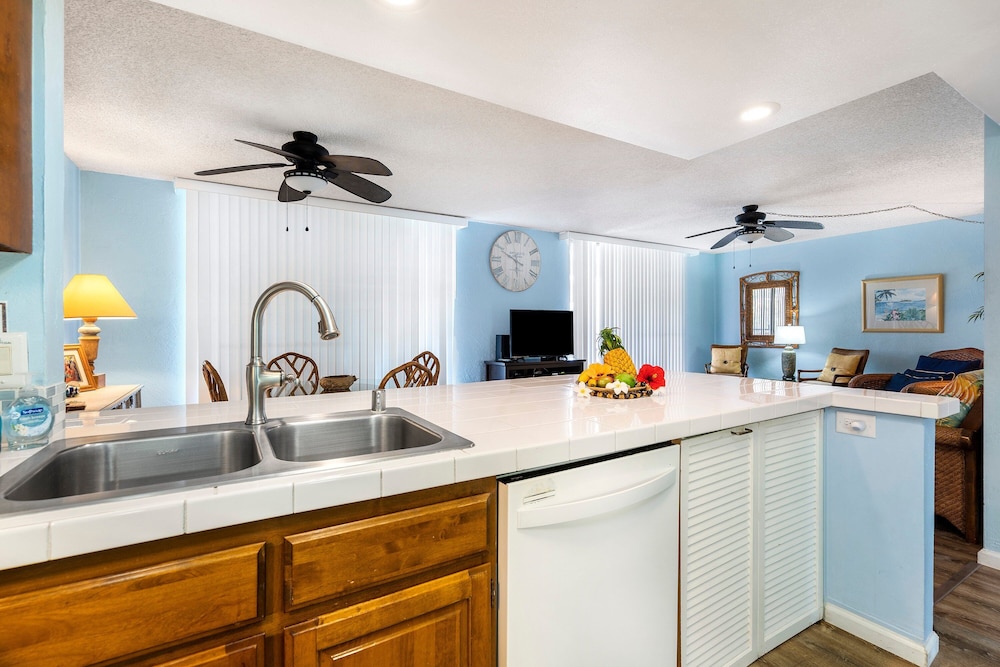 Condo With Central AC - Partial Ocean View - Concierge - Near Magic Sands Beach - Vrkcv