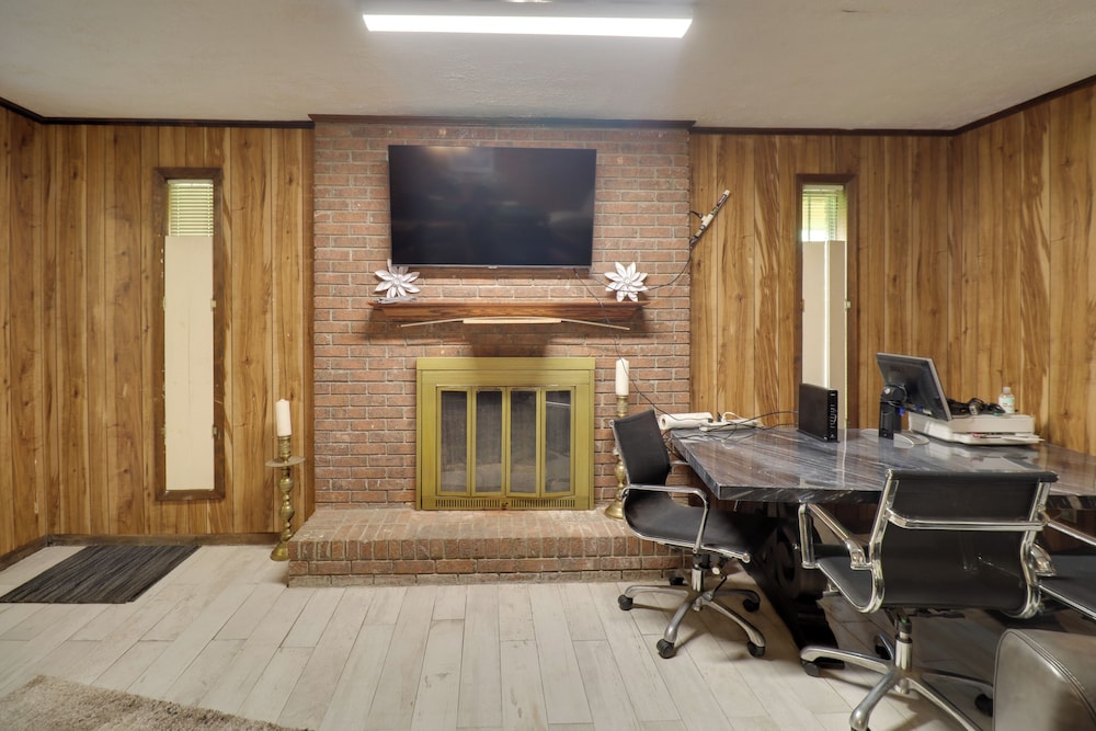 5 Mi to Bellhaven: Spacious Getaway in Jackson