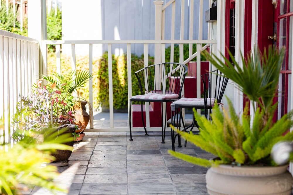 Hollywood Hills Suites