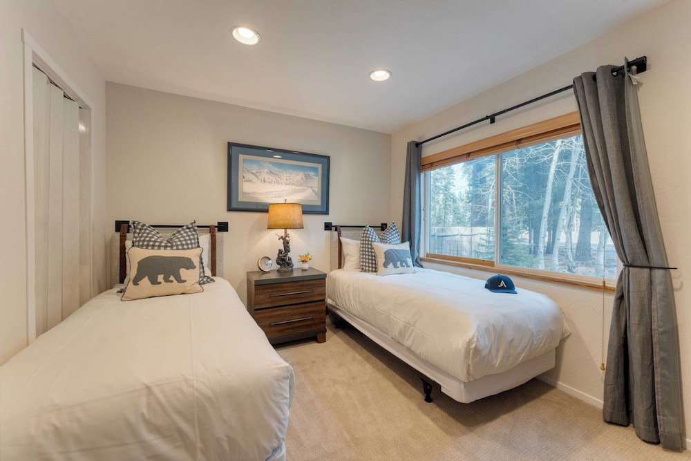 Westlake Cabin by Avantstay Hot Tub, Near Skiing, Walk to Restaurants & Lake!