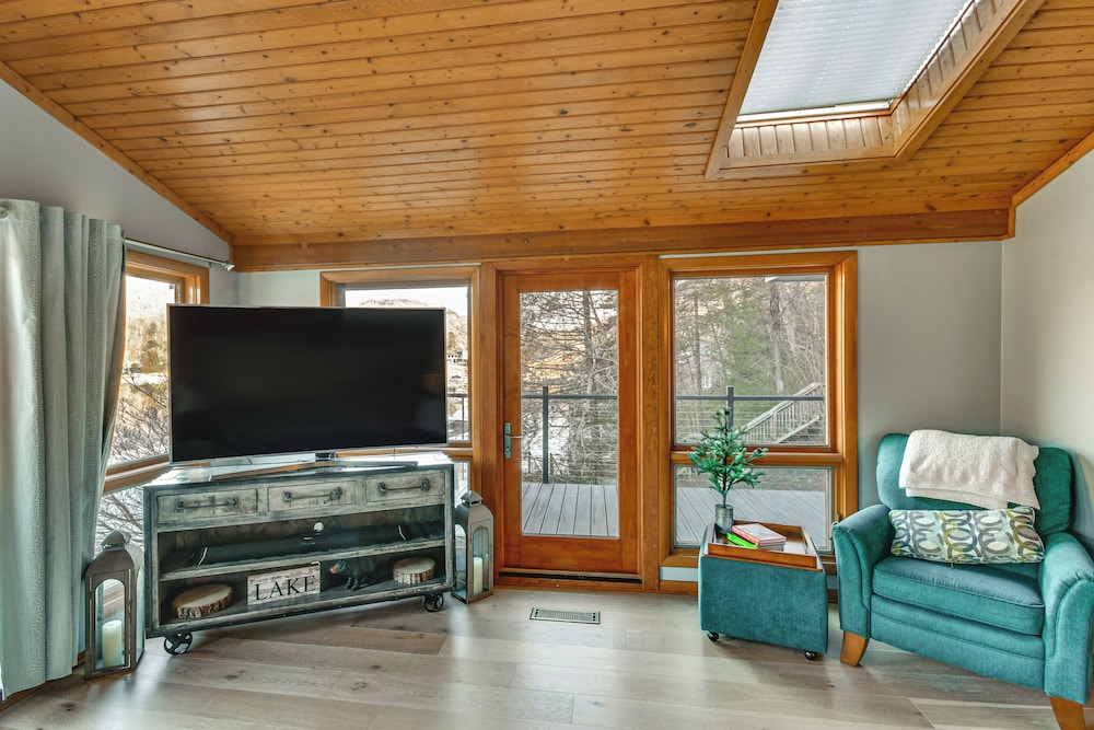 Hot Tub & Lakefront Deck: Cabin in Blue Ridge Mtns