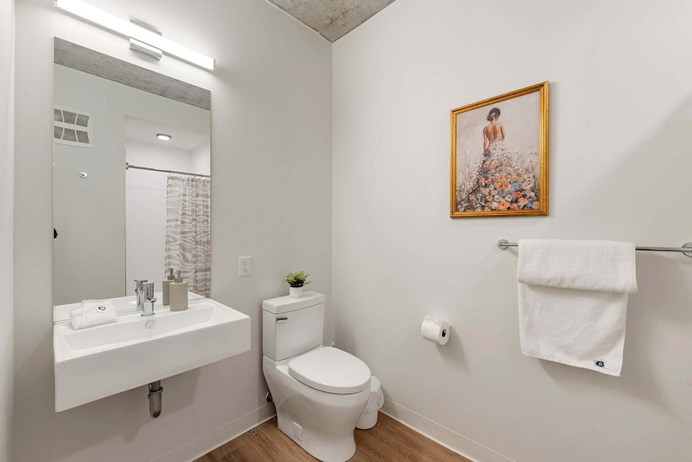 3 Bed 3 Bath High Rise With Gym Amenities