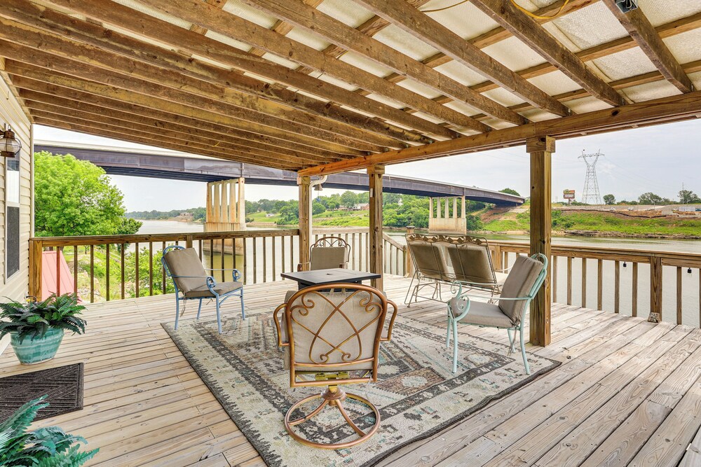 Tennessee River Retreat: Multi-level Deck & Views