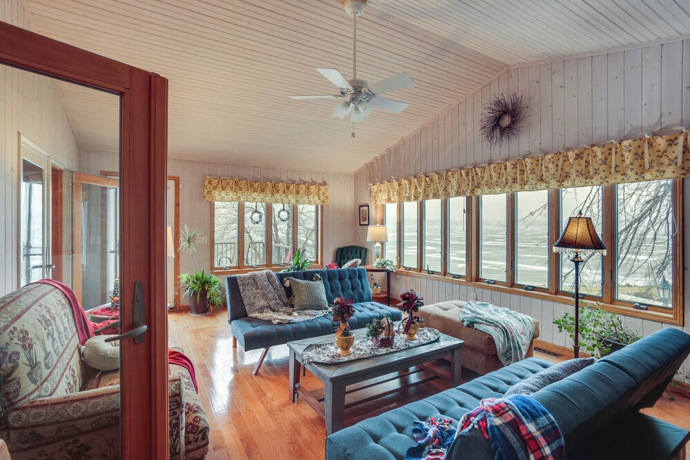 Hot Tub + Fireplace: Cozy Home on Howard Lake!