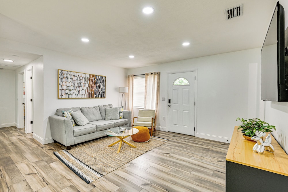 1 Mi to Busch Gardens: Modern Home w/ Private Yard