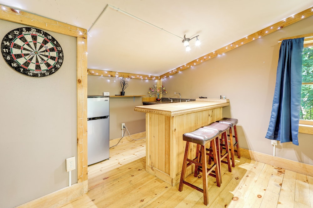 7 Mi to Glens Falls: Peaceful Retreat w/ Game Room