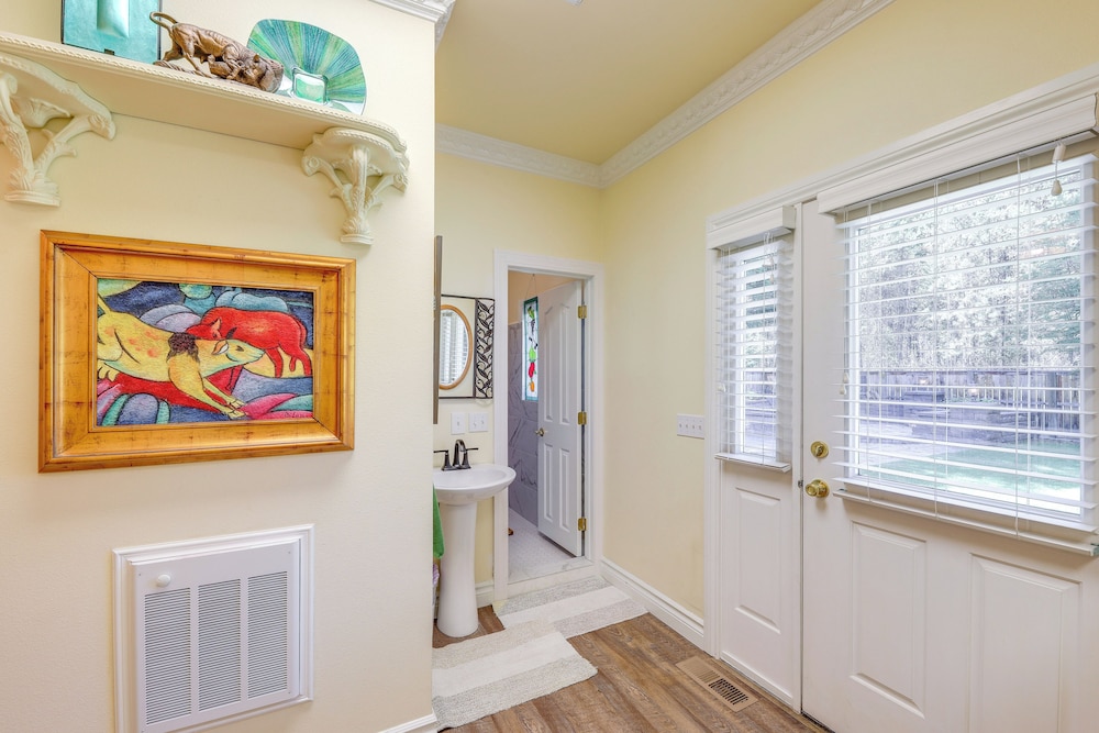 Walk to Happy's Inn & Lake Access: Libby Apartment
