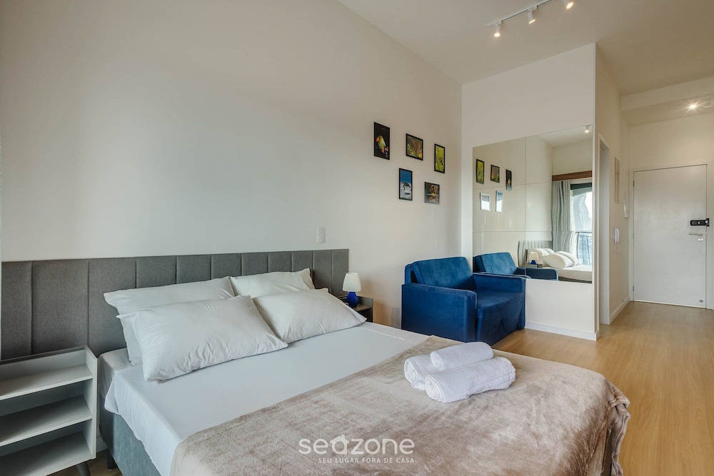 Modern Studios in a Building With a Pool in Vila Cordeiro - CTB