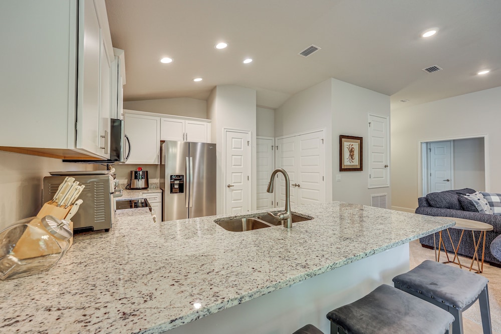15 Mi to UF: Home w/ Furnished Porch in Alachua!