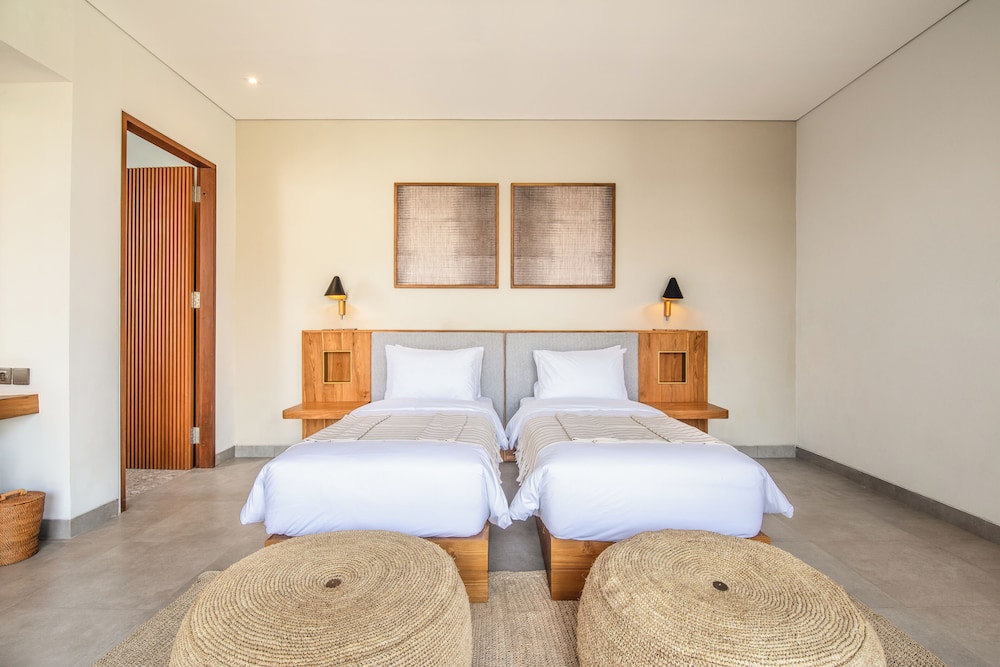 Luxury 5BR Villa, 200m to Brawah's Beach Bliss