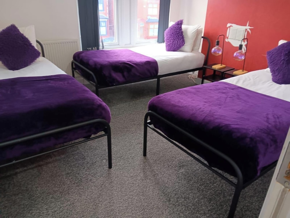 4 Bed-sleeps 9-private Garden-free Parking