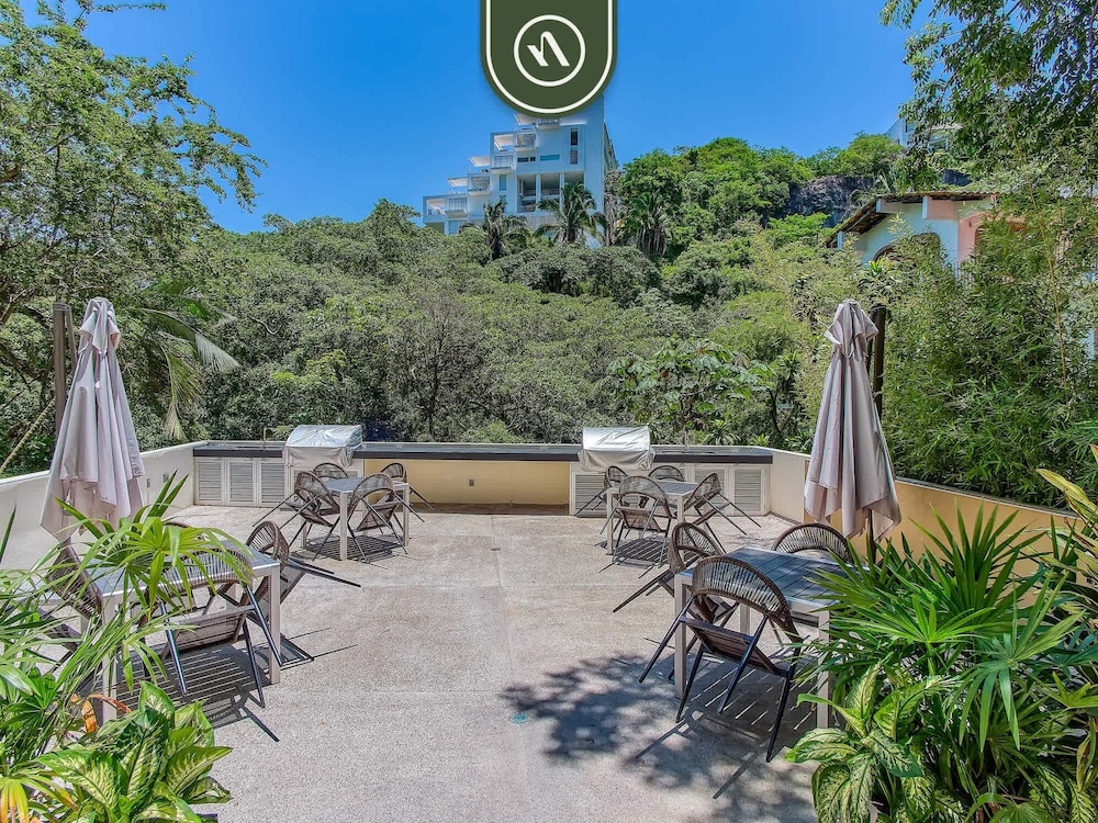 Luxury 2 BR Condo in the Jungle - Oceanview Pool