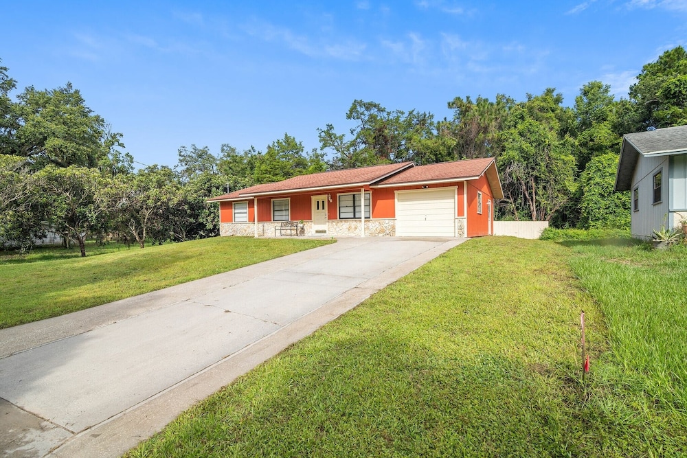 Sunny Retreat - Spacious Yard, Firepit, & Grill 3 Bedroom Home by Redawning view 5