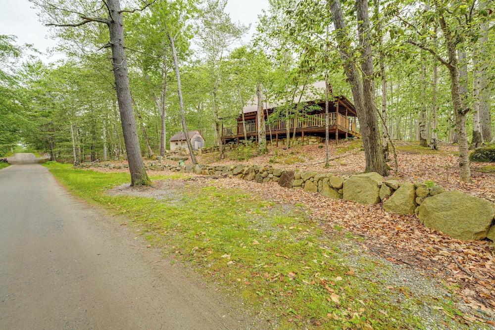 2 Mi to Marina & Beach: Frye Island Retreat!