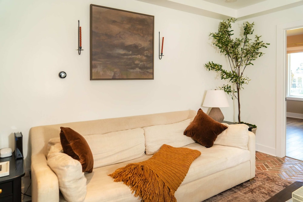 Magnolia Manor - Remodeled Home Near Downtown