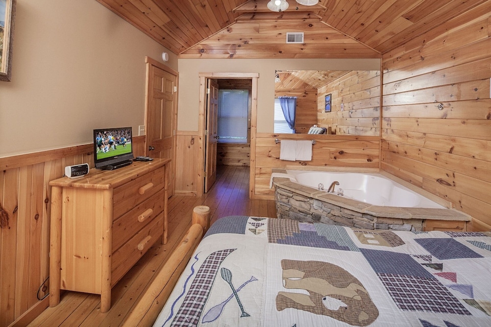 Bear Hugs - Great Cabin! 2 Bedroom Cabin by RedAwning view 4