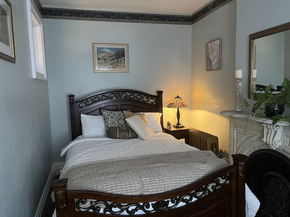 1 Br Private Victorian Apt in Convenient City Location on Half Acre Sleeps 4 view 3