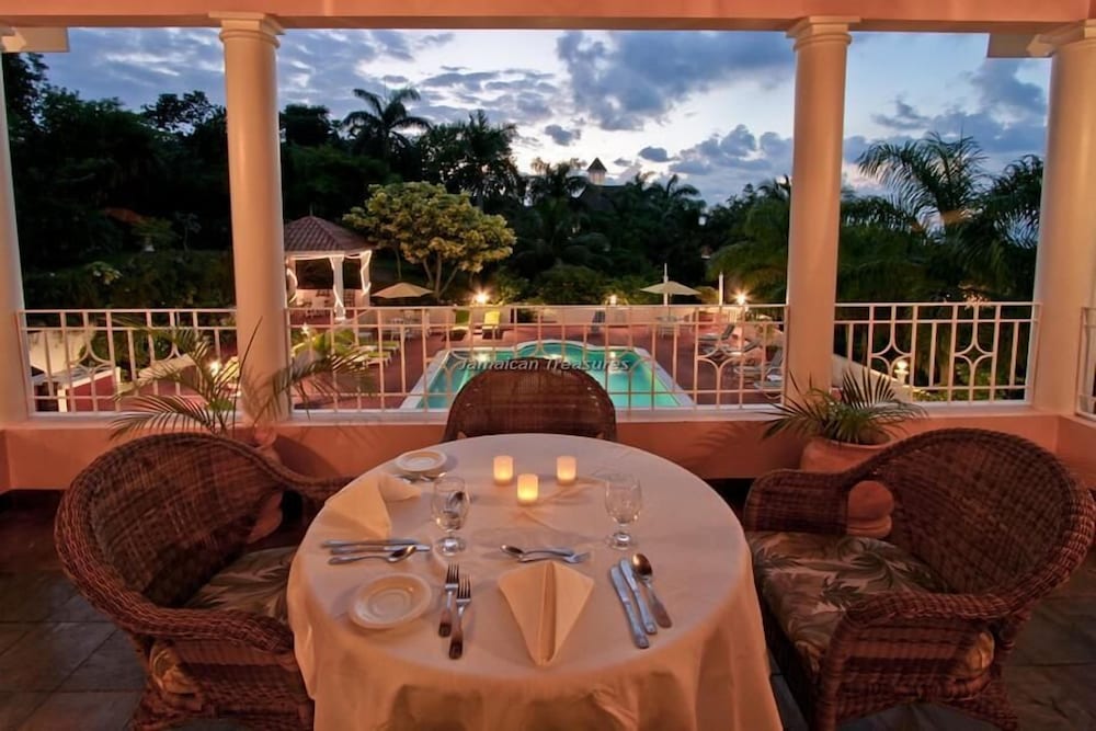 Summerhill, 8BR by Jamaican Treasures