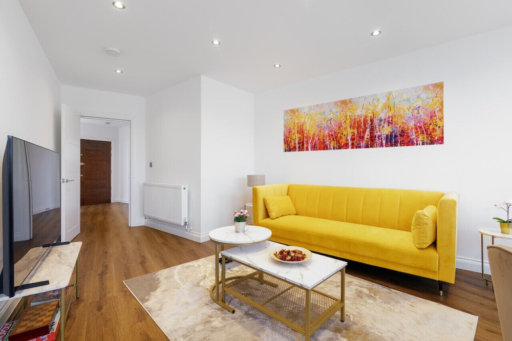 Elegant Spacious Luxury 2 bed Apartment Sleeps 6