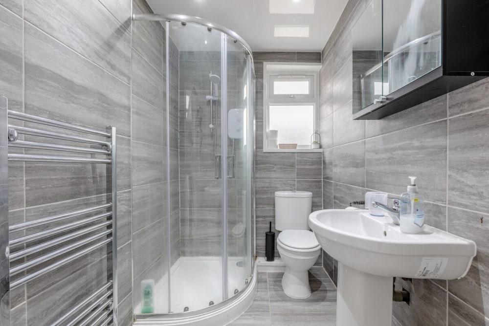 Spacious & Newly Renovated 4BD House East Ham!