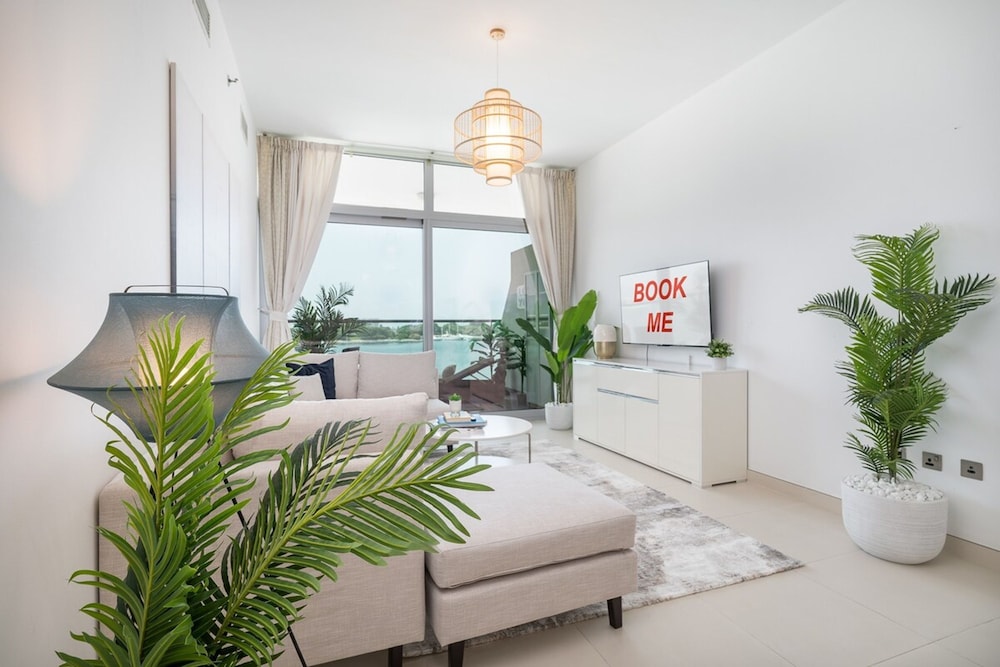 Peaceful and Airy 1-bedroom Apartment With the Palm Beach View