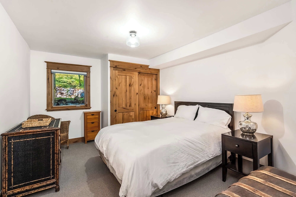 Evergreen Escape Home for 12