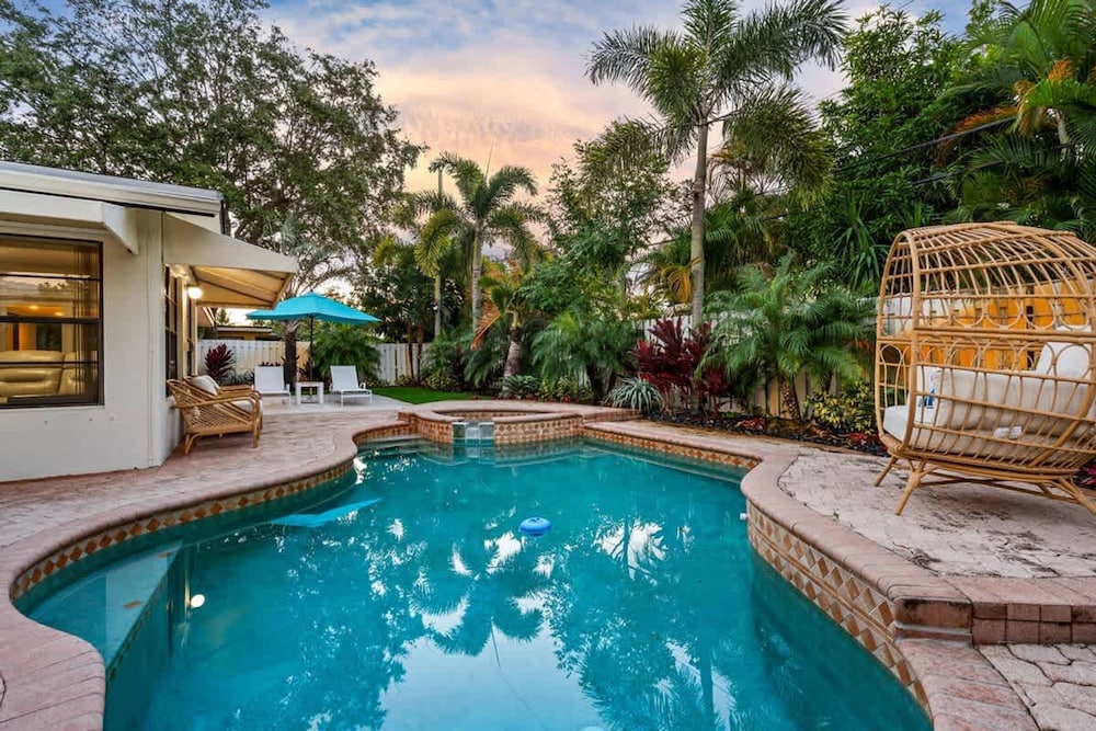 Tropical Getaway Heated Pool Patio Retreat
