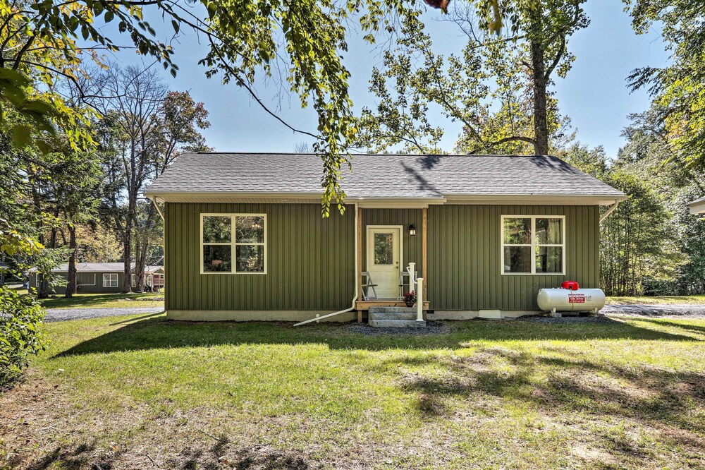 16 Mi to Ski Slopes! Creekside Poconos Cottage
