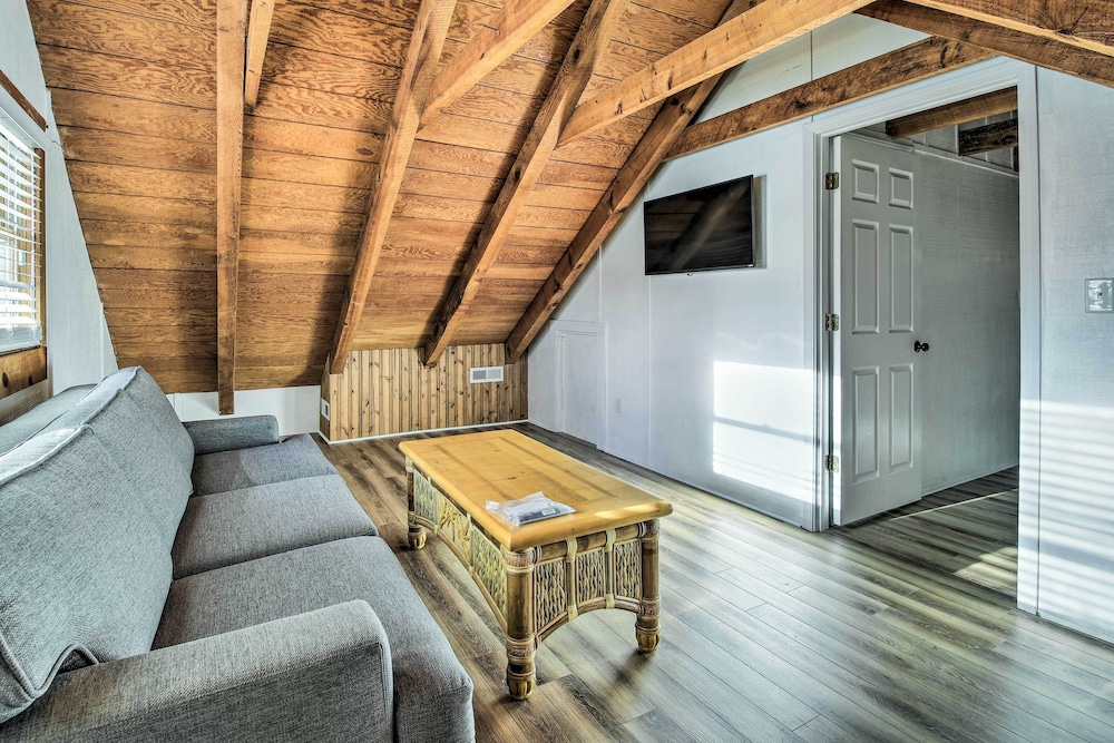 Pet-friendly Gatlinburg Cabin w/ Hot Tub!