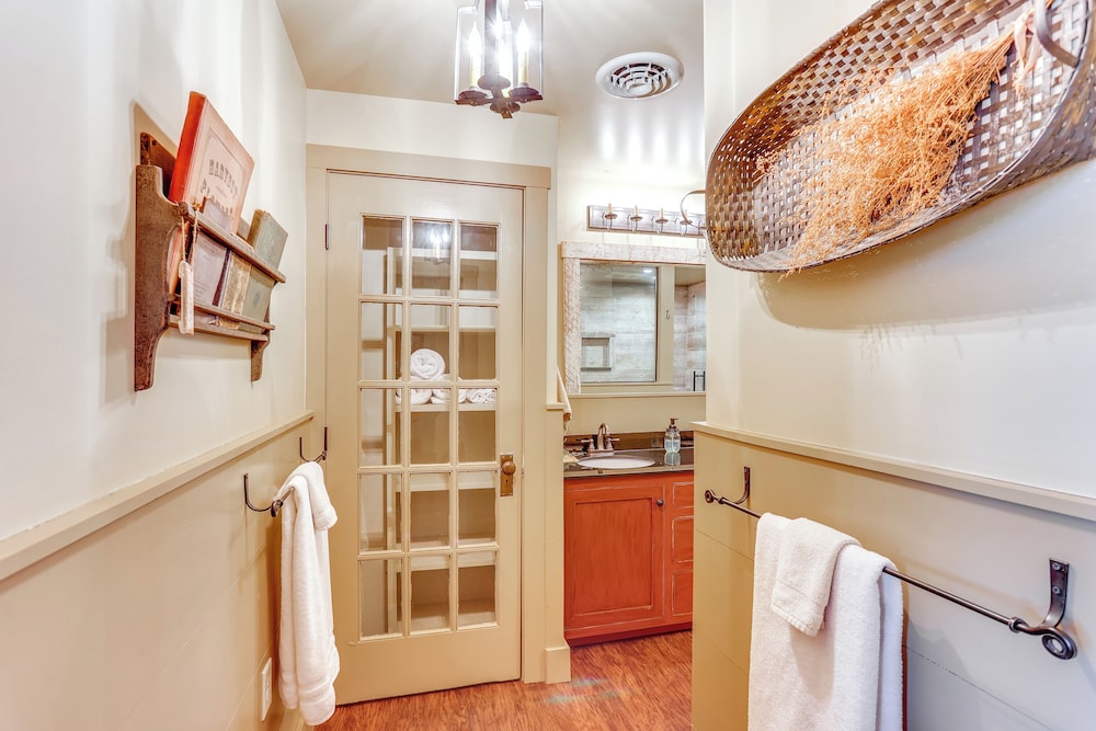 3 Mi to Dtwn: Charming Farmhouse in Mount Joy!