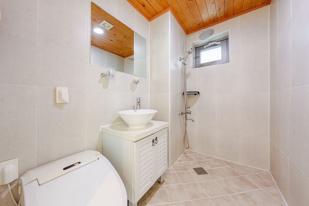 Geoje Pension Kan Pool Villa