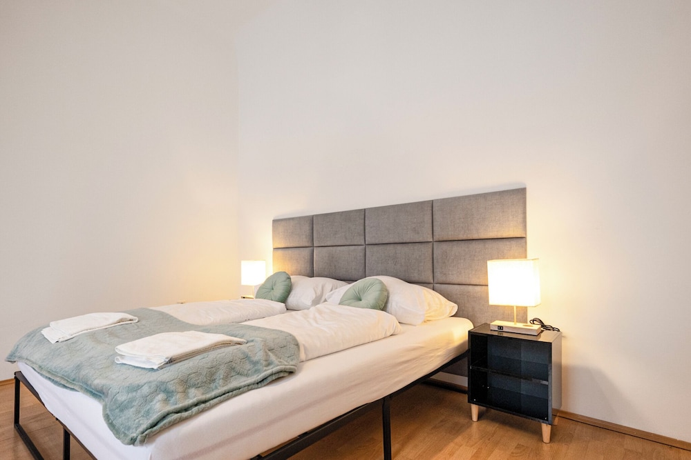 2BR Apt Near Stadthalle