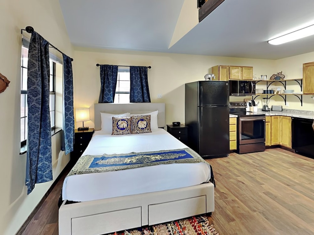 SabaiDii Guesthouse A & B by Miss Kitty’s
