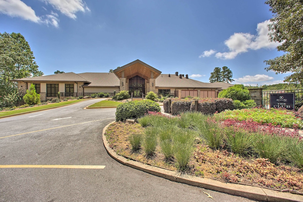 Keowee Key Resort Condo w/ Deck & Pool Access! view 4