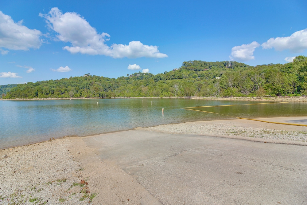 Walk to Marina: Center Hill Lake Family Home