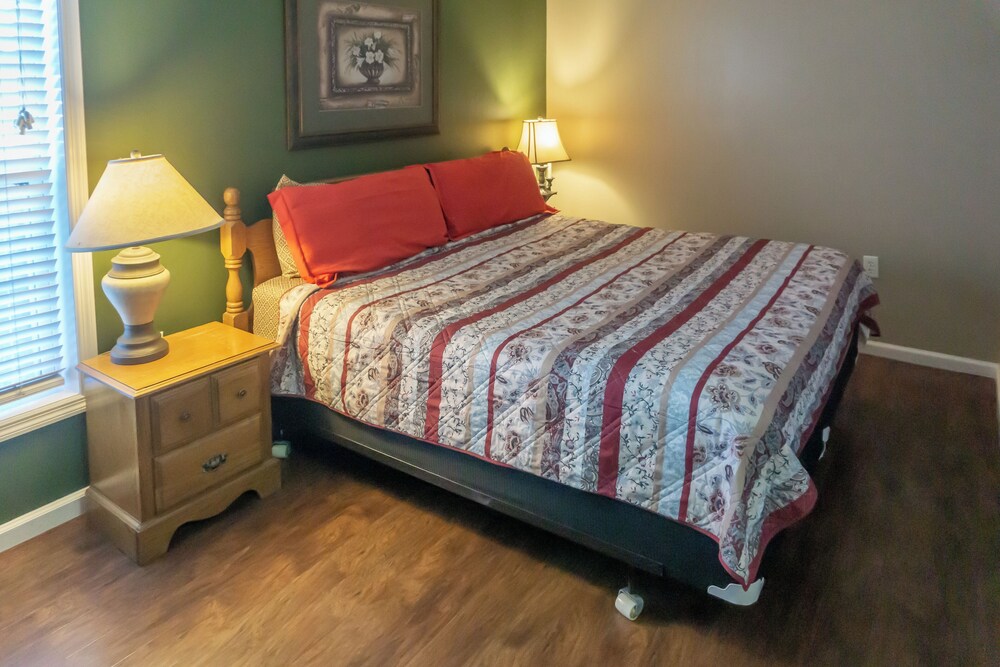 1 BR Home w/ Jetted Tub & Cozy Living Room