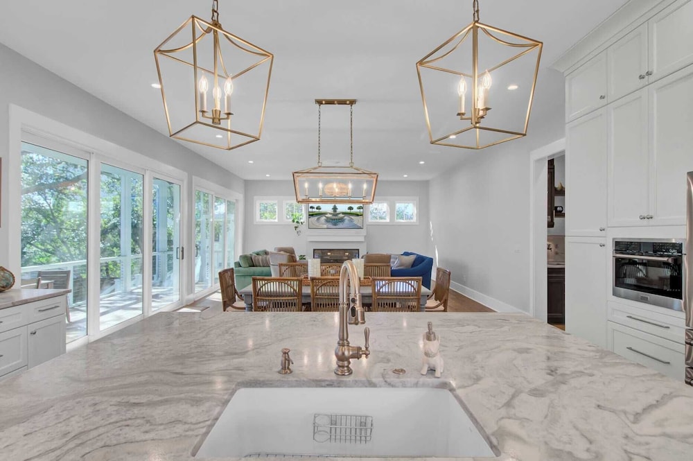 Walk to the Beach + Private Pool, Rooftop Terrace, Balcony 3602 Cameron