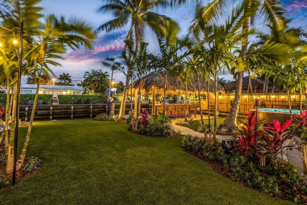 New Waterfront Oasis, Minutes to Beach, Eats, Shops