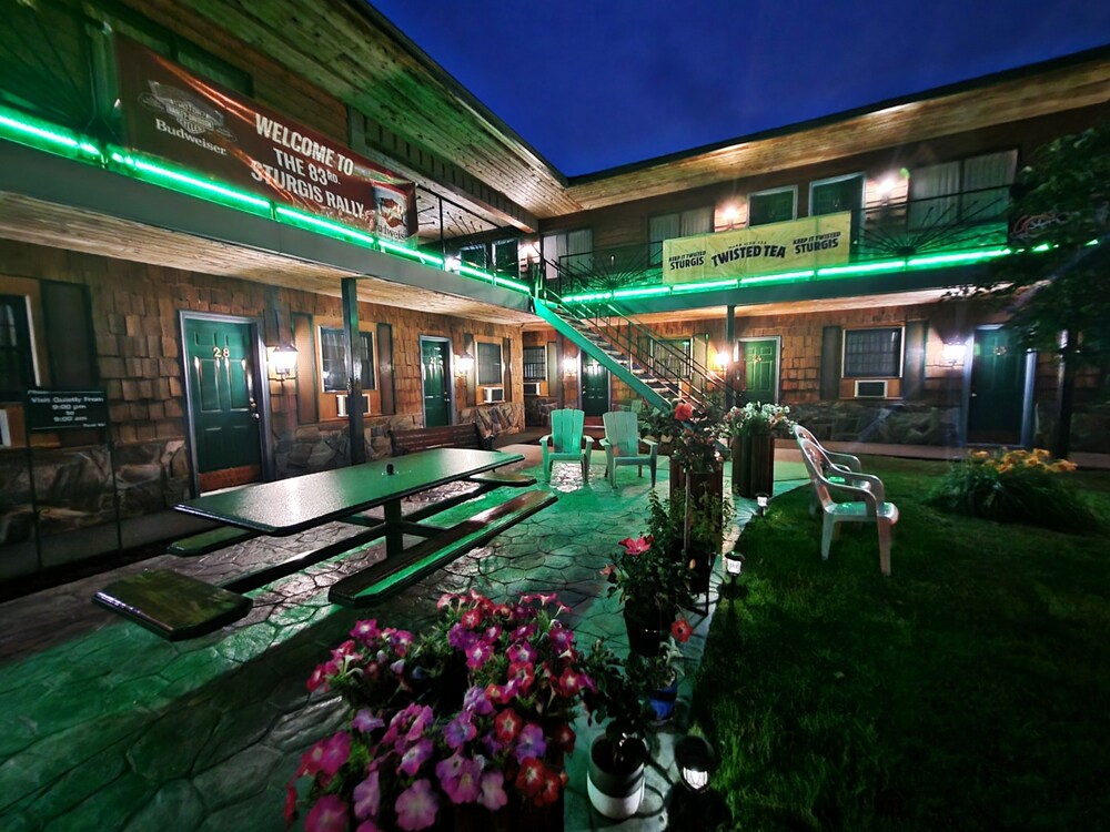 Cedar Wood Inn