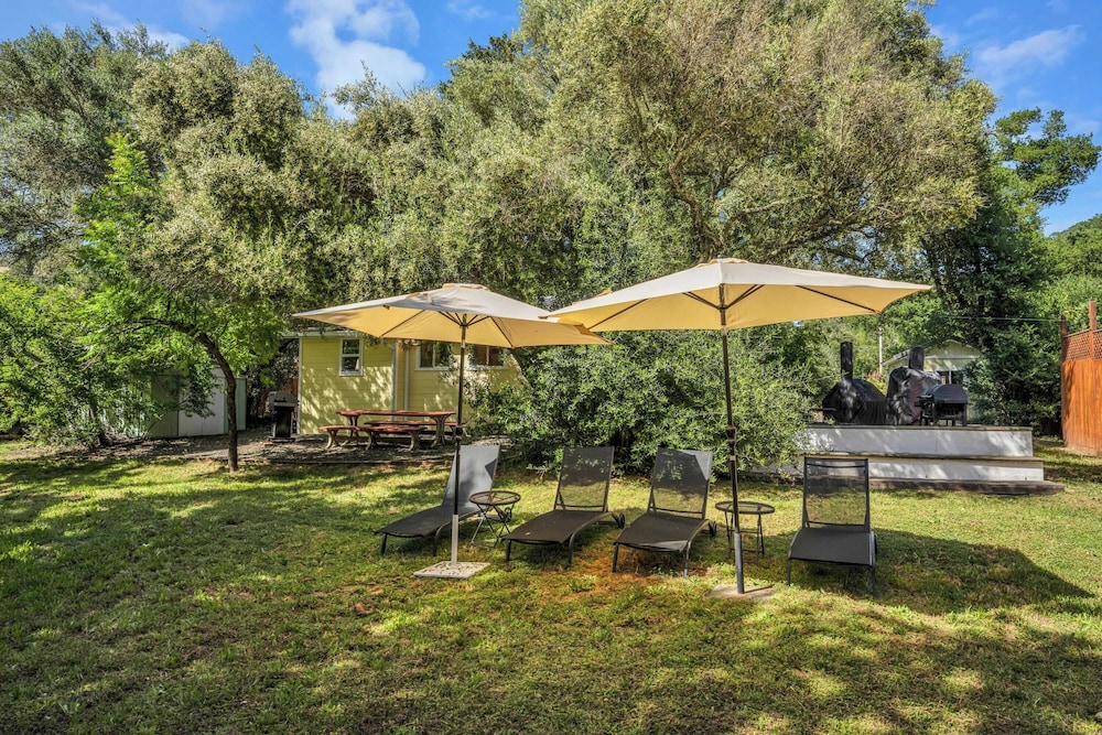 Grapevine Cottage by Avantstay Hobby Vineyard + Firepit