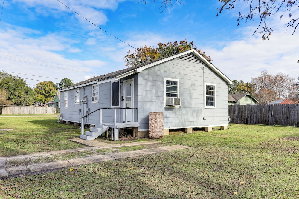 4 Mi to Baton Rouge: Charming Duplex Apartment